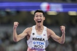 노란 수영복에 섹시한 몸매 어필하는 존예 처자