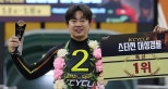노란 수영복에 섹시한 몸매 어필하는 존예 처자