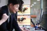 노란 수영복에 섹시한 몸매 어필하는 존예 처자