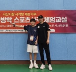 노란 수영복에 섹시한 몸매 어필하는 존예 처자