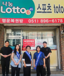 노란 수영복에 섹시한 몸매 어필하는 존예 처자