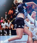 노란 수영복에 섹시한 몸매 어필하는 존예 처자