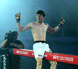 노란 수영복에 섹시한 몸매 어필하는 존예 처자