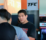 노란 수영복에 섹시한 몸매 어필하는 존예 처자