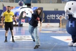 노란 수영복에 섹시한 몸매 어필하는 존예 처자