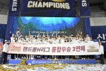 노란 수영복에 섹시한 몸매 어필하는 존예 처자