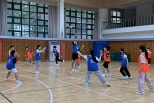 노란 수영복에 섹시한 몸매 어필하는 존예 처자