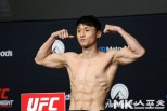 노란 수영복에 섹시한 몸매 어필하는 존예 처자