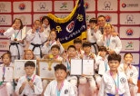 노란 수영복에 섹시한 몸매 어필하는 존예 처자