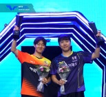 노란 수영복에 섹시한 몸매 어필하는 존예 처자