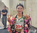 노란 수영복에 섹시한 몸매 어필하는 존예 처자