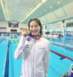 노란 수영복에 섹시한 몸매 어필하는 존예 처자