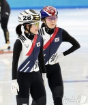 노란 수영복에 섹시한 몸매 어필하는 존예 처자