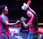 노란 수영복에 섹시한 몸매 어필하는 존예 처자