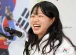 노란 수영복에 섹시한 몸매 어필하는 존예 처자