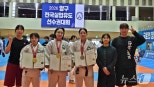 노란 수영복에 섹시한 몸매 어필하는 존예 처자
