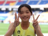 노란 수영복에 섹시한 몸매 어필하는 존예 처자