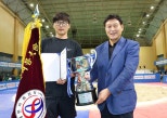 노란 수영복에 섹시한 몸매 어필하는 존예 처자