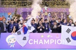 노란 수영복에 섹시한 몸매 어필하는 존예 처자