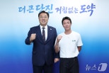 노란 수영복에 섹시한 몸매 어필하는 존예 처자