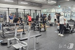 노란 수영복에 섹시한 몸매 어필하는 존예 처자