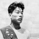 노란 수영복에 섹시한 몸매 어필하는 존예 처자