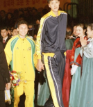 노란 수영복에 섹시한 몸매 어필하는 존예 처자