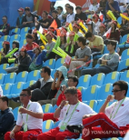 노란 수영복에 섹시한 몸매 어필하는 존예 처자