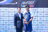 노란 수영복에 섹시한 몸매 어필하는 존예 처자