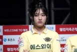 노란 수영복에 섹시한 몸매 어필하는 존예 처자