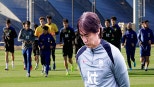 노란 수영복에 섹시한 몸매 어필하는 존예 처자