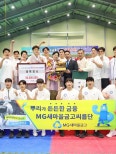 노란 수영복에 섹시한 몸매 어필하는 존예 처자