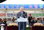 노란 수영복에 섹시한 몸매 어필하는 존예 처자