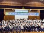노란 수영복에 섹시한 몸매 어필하는 존예 처자