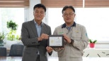 노란 수영복에 섹시한 몸매 어필하는 존예 처자