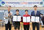 노란 수영복에 섹시한 몸매 어필하는 존예 처자
