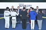 노란 수영복에 섹시한 몸매 어필하는 존예 처자