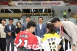 노란 수영복에 섹시한 몸매 어필하는 존예 처자