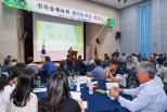 노란 수영복에 섹시한 몸매 어필하는 존예 처자
