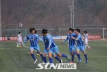 노란 수영복에 섹시한 몸매 어필하는 존예 처자