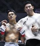 노란 수영복에 섹시한 몸매 어필하는 존예 처자