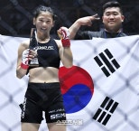 노란 수영복에 섹시한 몸매 어필하는 존예 처자