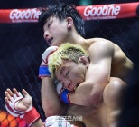 노란 수영복에 섹시한 몸매 어필하는 존예 처자