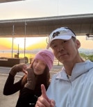 노란 수영복에 섹시한 몸매 어필하는 존예 처자