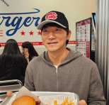 노란 수영복에 섹시한 몸매 어필하는 존예 처자