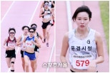노란 수영복에 섹시한 몸매 어필하는 존예 처자