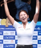 노란 수영복에 섹시한 몸매 어필하는 존예 처자