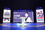 노란 수영복에 섹시한 몸매 어필하는 존예 처자