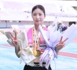 노란 수영복에 섹시한 몸매 어필하는 존예 처자