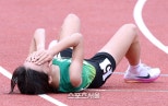 노란 수영복에 섹시한 몸매 어필하는 존예 처자